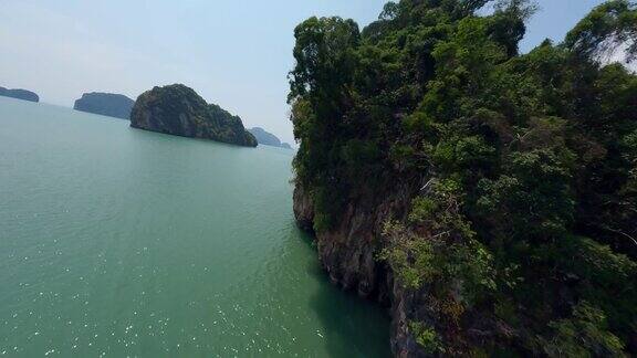 低空飞行飞越空旷的热带沙滩海岸线和海洋森林