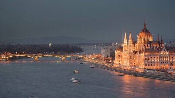 点亮布达佩斯匈牙利议会大楼的灯光