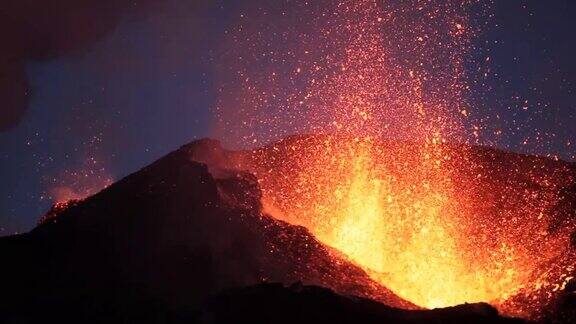 火山上熔岩喷发
