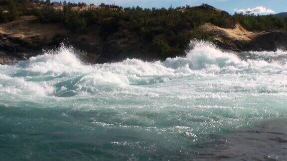阿根廷巴塔哥尼亚山区河流的急流显示电力水