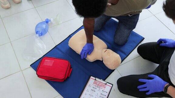 特写学生练习CPR胸部按压青少年假人