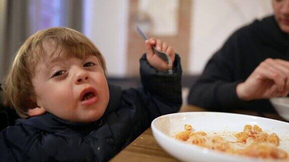 小男孩用叉子吃意大利面孩子晚饭吃面条