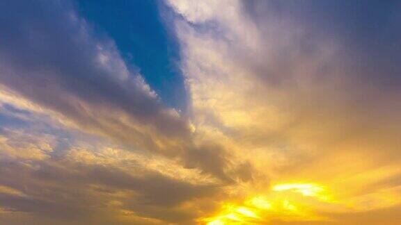 日落时黄色的云和蓝色的天空美丽的天空云自然景观