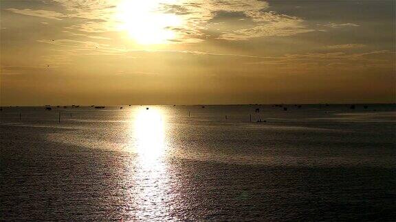 在泰国的邦大汶湾海面上的日出自然风光视频
