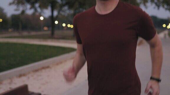 在城市公园里慢跑锻炼的年轻现代男子