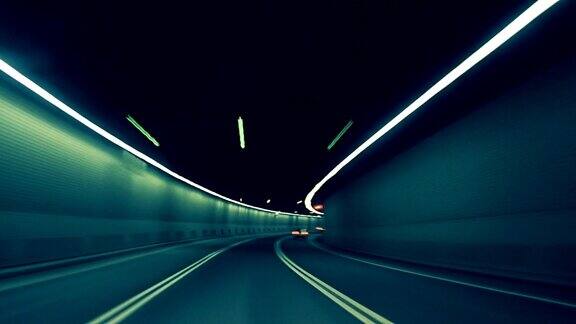 在高速公路上的一个隧道里汽车行车记录仪的时间流逝