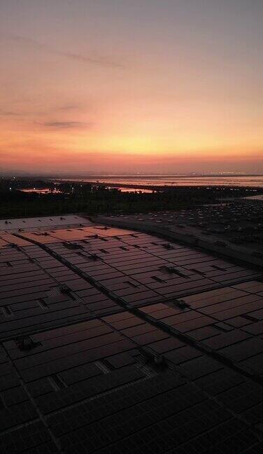 浪漫的天空下工厂屋顶上的太阳能发电厂