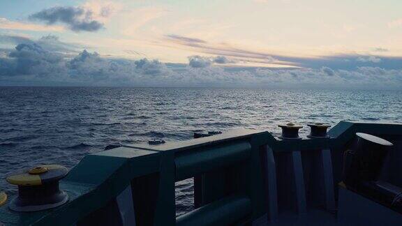 从船舶或船舶甲板上观看开阔的海景-美丽的海景