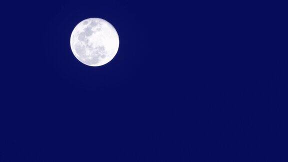 蓝色背景上的月亮