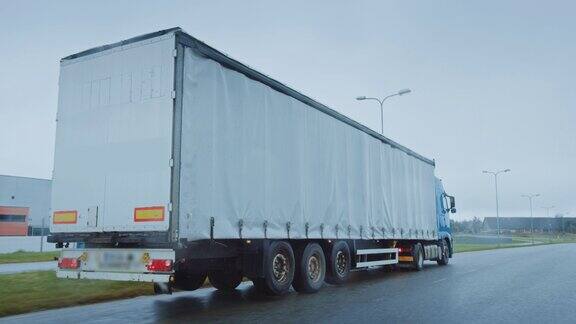 满载货物的卡车在公路上行驶后视图