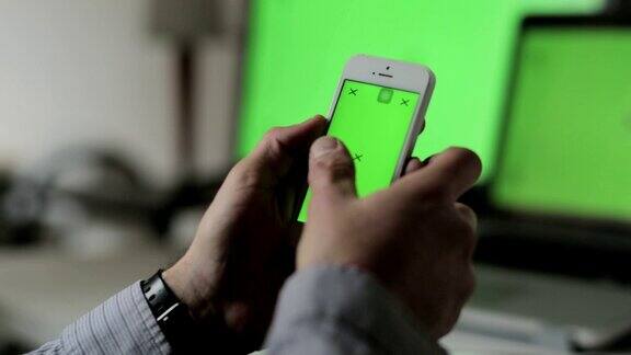 双手触摸智能手机“绿屏”