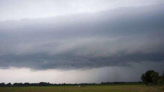 雷暴和雨的时间间隔在荷兰上空