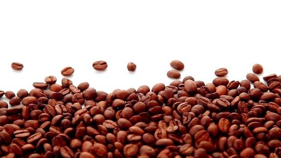 多莉咖啡豆在白色的背景