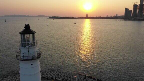 鸟瞰日落时的青岛海滨风光