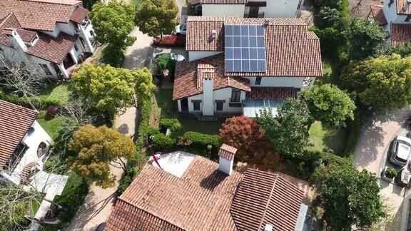 家庭屋顶上的实时太阳能电池板