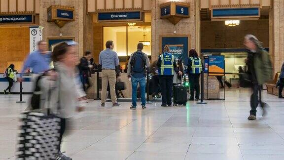 乘客和游客在地铁站内行走的时间流逝