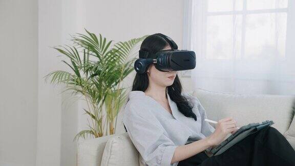 女性在家使用VR眼镜工作