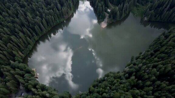 从空中俯瞰乌克兰喀尔巴阡山脉的西内维尔湖