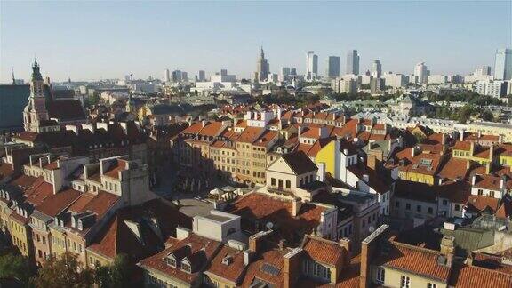 俯瞰远处天际的华沙老城砖房和狭窄的街道
