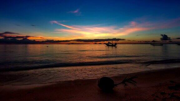 泰国苏梅岛夕阳下的大海变成了繁星点点的夜晚