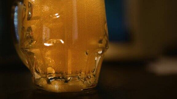 把啤酒倒进玻璃杯里