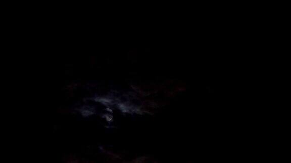 神秘的夜空中布满了戏剧性的满月云月光皎洁