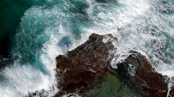 海岸线和海浪撞击岩石海岸线-慢镜头