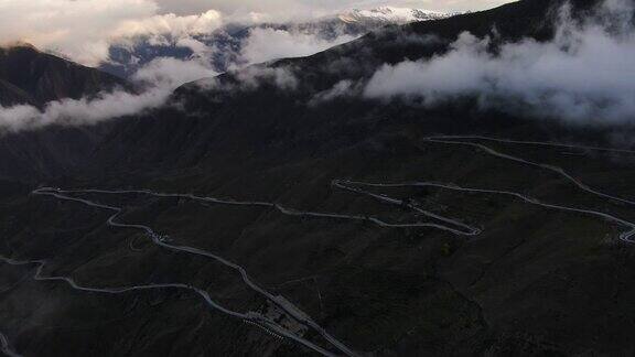 西藏航拍蜿蜒巍峨的高速公路
