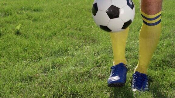 训练中的足球运动员用球做动作慢动作足球世界杯