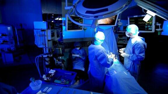 医疗培训小组在手术室使用内窥镜