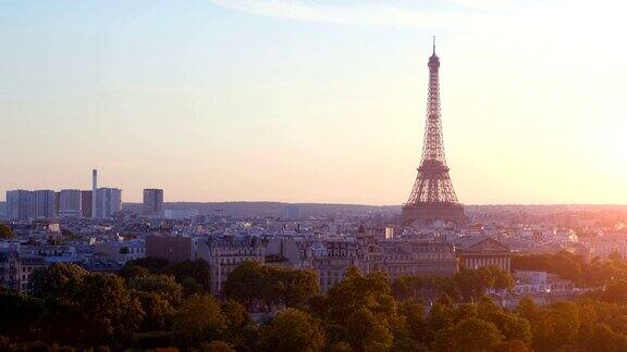 巴黎埃菲尔铁塔在日落上的鸟瞰图4k