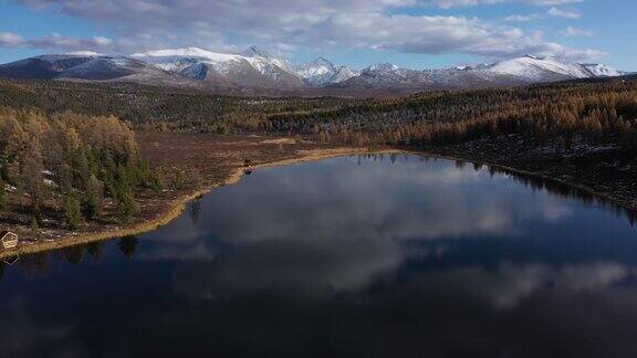 飞越俄罗斯西伯利亚阿尔泰山美丽的山湖