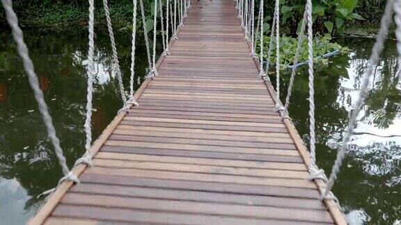 行走在行人吊桥上