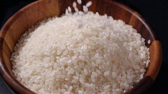 缓慢下落的日本大米木碗里的生米粒