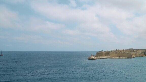 从瓦莱塔海岸眺望地中海、里卡索里堡和马耳他岛