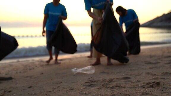 志愿者帮助保持自然清洁并在沙滩上捡拾垃圾