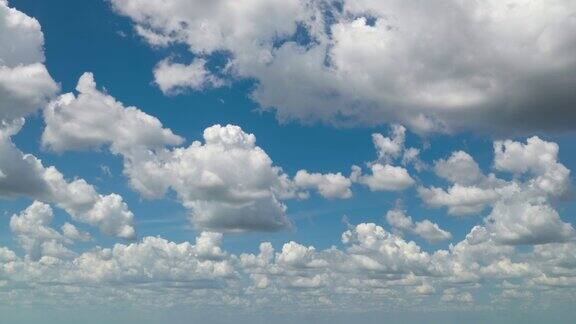 蓝天上形成积云移动和变化的云景天气
