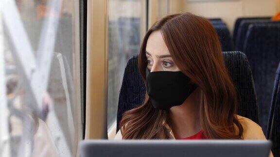 用手提电脑戴口罩乘火车旅行