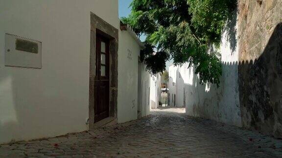 在南部城镇塔维拉的葡萄牙街道上有历史悠久的传统房屋用稳定装置射击