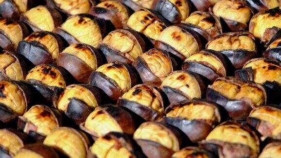 这是新鲜热烤栗子的特写烤栗子伊斯坦布尔的传统街头小吃