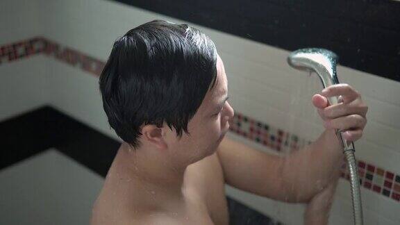 亚洲男人在浴室洗澡和洗澡