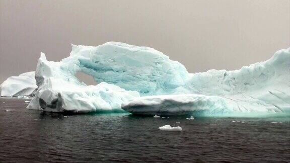 南极洲海洋中的巨大冰山和浮冰