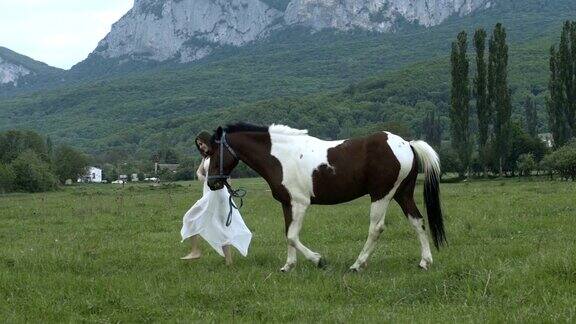 草地上的女孩和她的马