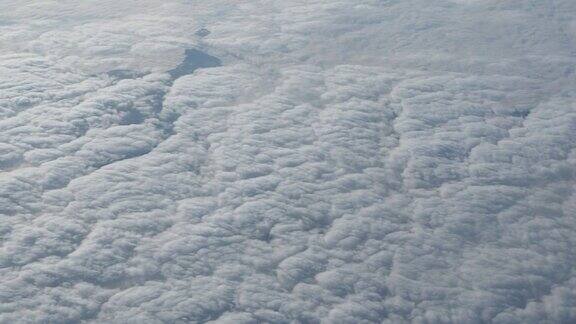 乘飞机旅行从飞机窗口鸟瞰美丽的cloudscape