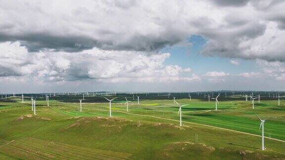 PAN航拍草原上的风力涡轮机农场