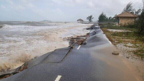 一场暴风雨引起的海浪袭击并摧毁了一条铺好的道路