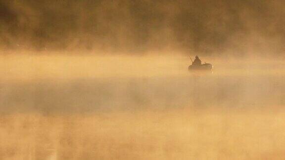 晨雾中河边垂钓