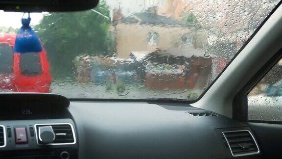 近距离观察雨滴落在汽车挡风玻璃上