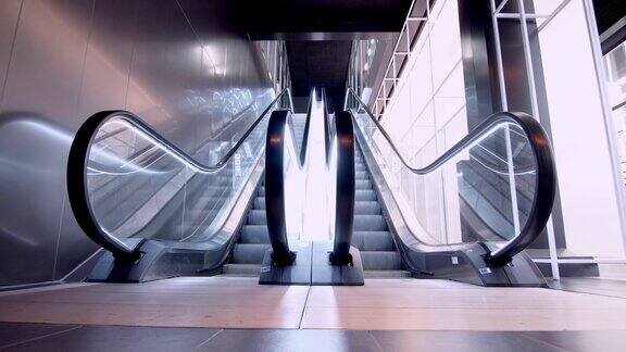 空荡荡的现代自动扶梯楼梯上下移动的楼梯