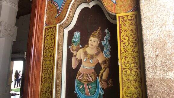 Anuradhapura斯里兰卡在寺庙的门上画画